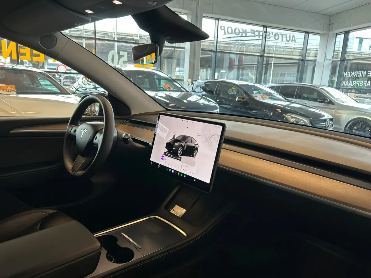 Tesla Model Y RWD 58 kWh Nederlandse auto | Panoramadak | Afneembare trekhaak | Stoelverwarming | Achteruitrijcamera | Parkeersensoren rondom | Lederen bekleding: foto 2
