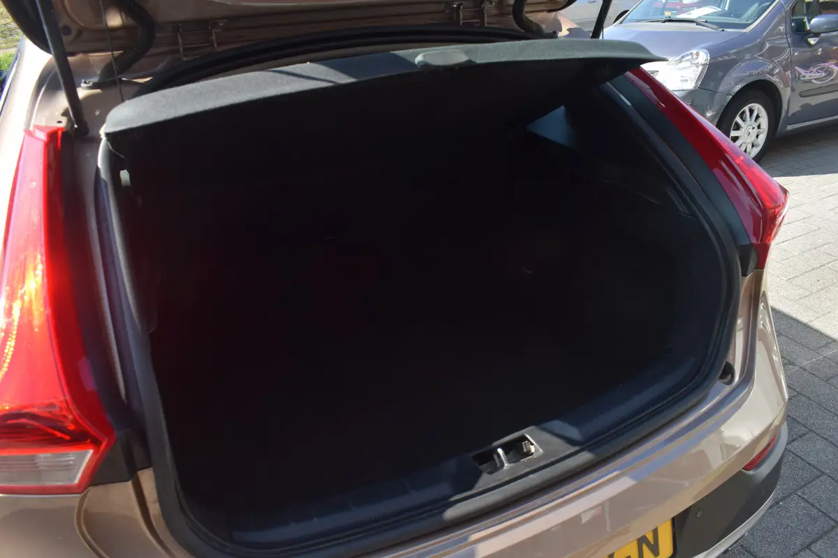 Volvo V40 Cross Country 1.5 T3 Momentum: foto 31