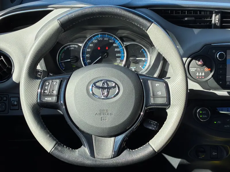 Toyota Yaris 1.5 Hybrid Dynamic Bi-Tone|Automaat|Camera|Navigatie|PDC|CruiseControl|Climatronic|Stoel Verw.|Goed onderhouden| 2016 leasen bij DreamLease: foto 2
