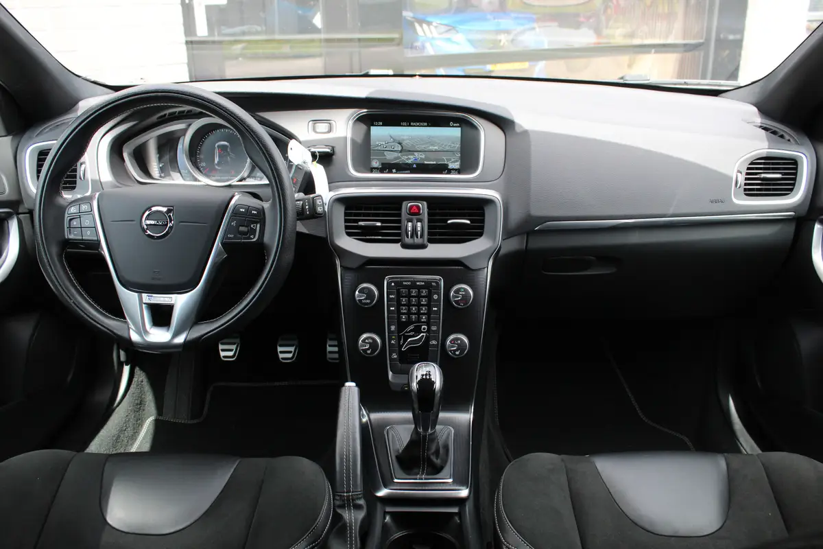 Volvo V40 2.0 T2 R-Design: foto 2