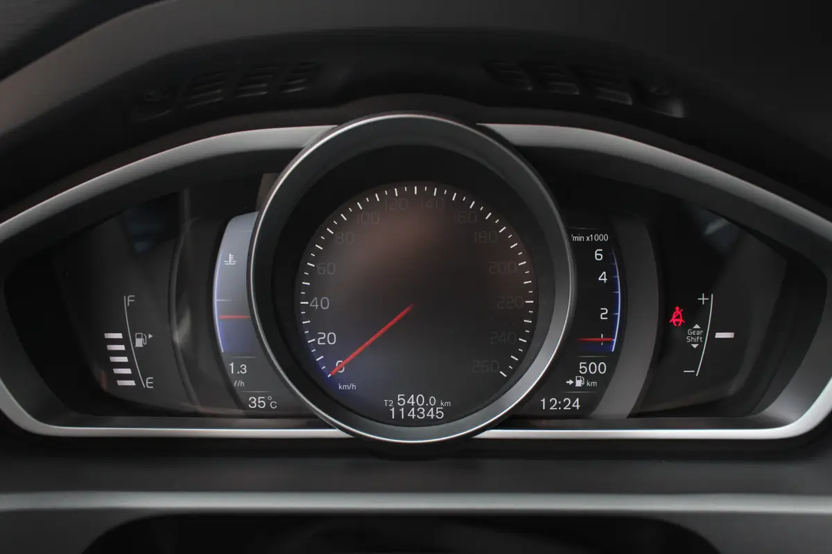 Volvo V40 2.0 T2 R-Design: foto 31
