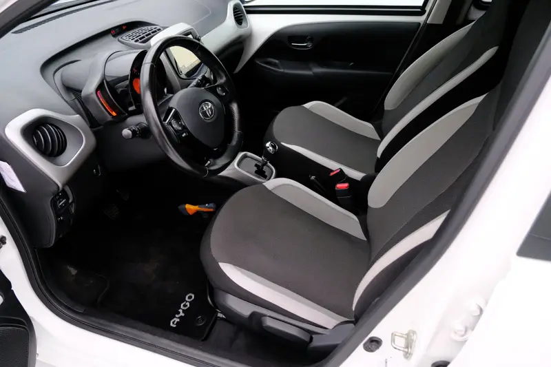 Toyota Aygo 1.0 VVT-i x-wave 5-drs Aut. Vouwdak / Cabrio Navi|Cam|Airco|LMV 2017 leasen bij DreamLease: foto 2