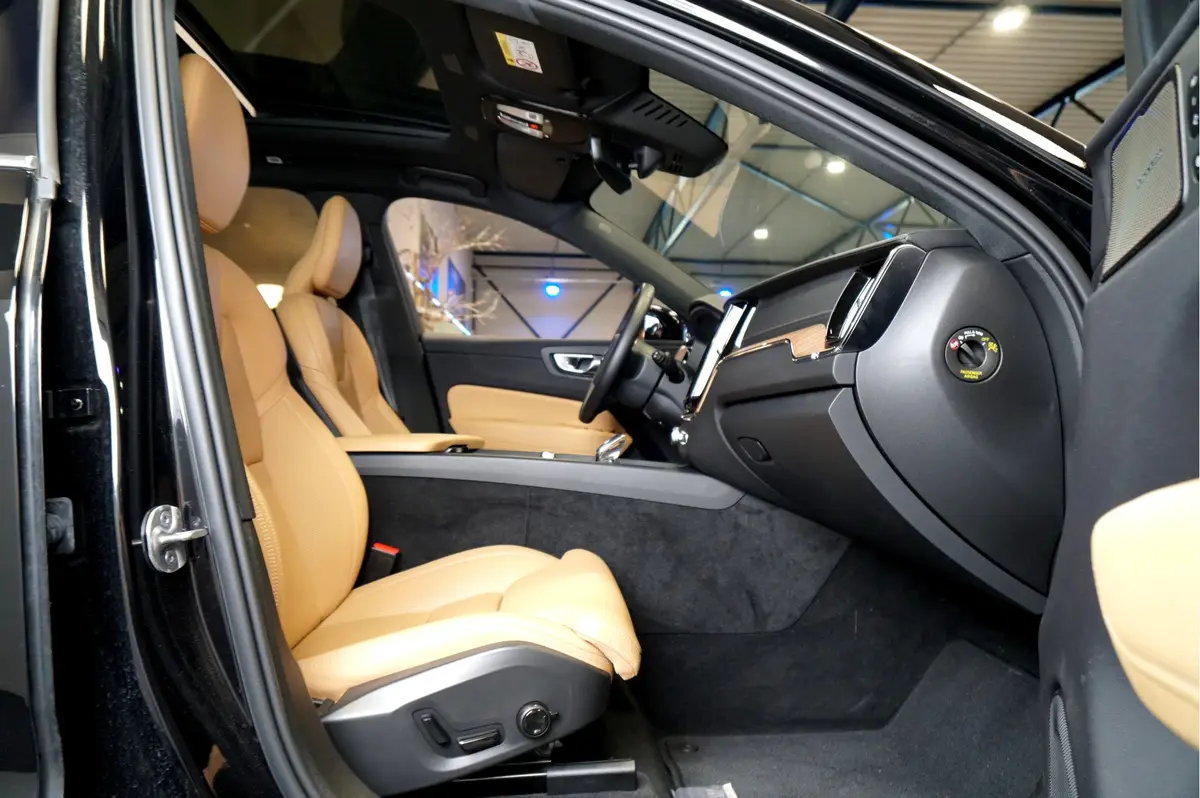 Volvo XC60 B4 155kW/211pk Aut8 MHEV Ultimate Bright PANORAMADAK + HARMAN/KARDON + STUURVERWARMING + BLIS + ADAPT.CRUISE + PILOT ASSIST + STOELVERWARMING&-VENTILATIE + LANE ASSIST + CAMERA + KEYLESS + HEAD-UP + PARKSENSOREN V&A + 20" LM-VELGEN!!: foto 2