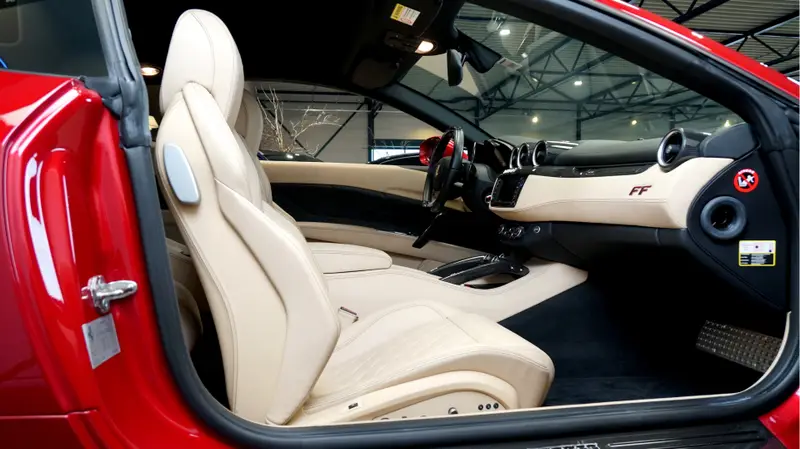 Ferrari FF 6.3 V12 HELE ROSSO MARANELLO + LED STUUR + CARBON INTERIEUR + LIFT V&A + 3 X CAMERA + DVD SCHERMEN + CRUISE CONTROL + NAVIGATIE + BLUETOOTH + JBL AUDIO + STOELVERWARMING&-KOELING + AFS + FRONT PPF + 20" LM-VELGEN!! 2014 leasen bij DreamLease: foto 2