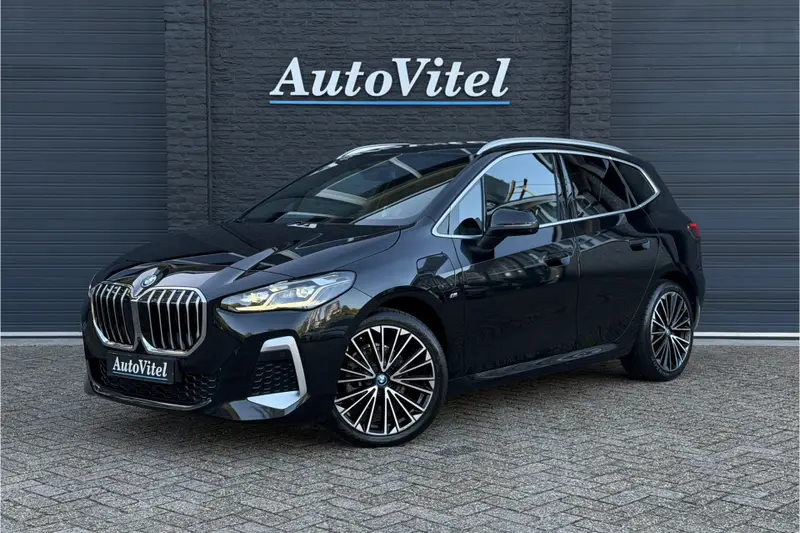 BMW 2 Serie Active Tourer 225e xDrive M-Sport | Panodak | Leder | 360 Camera | Comfort Access 2023 leasen bij DreamLease: foto 1