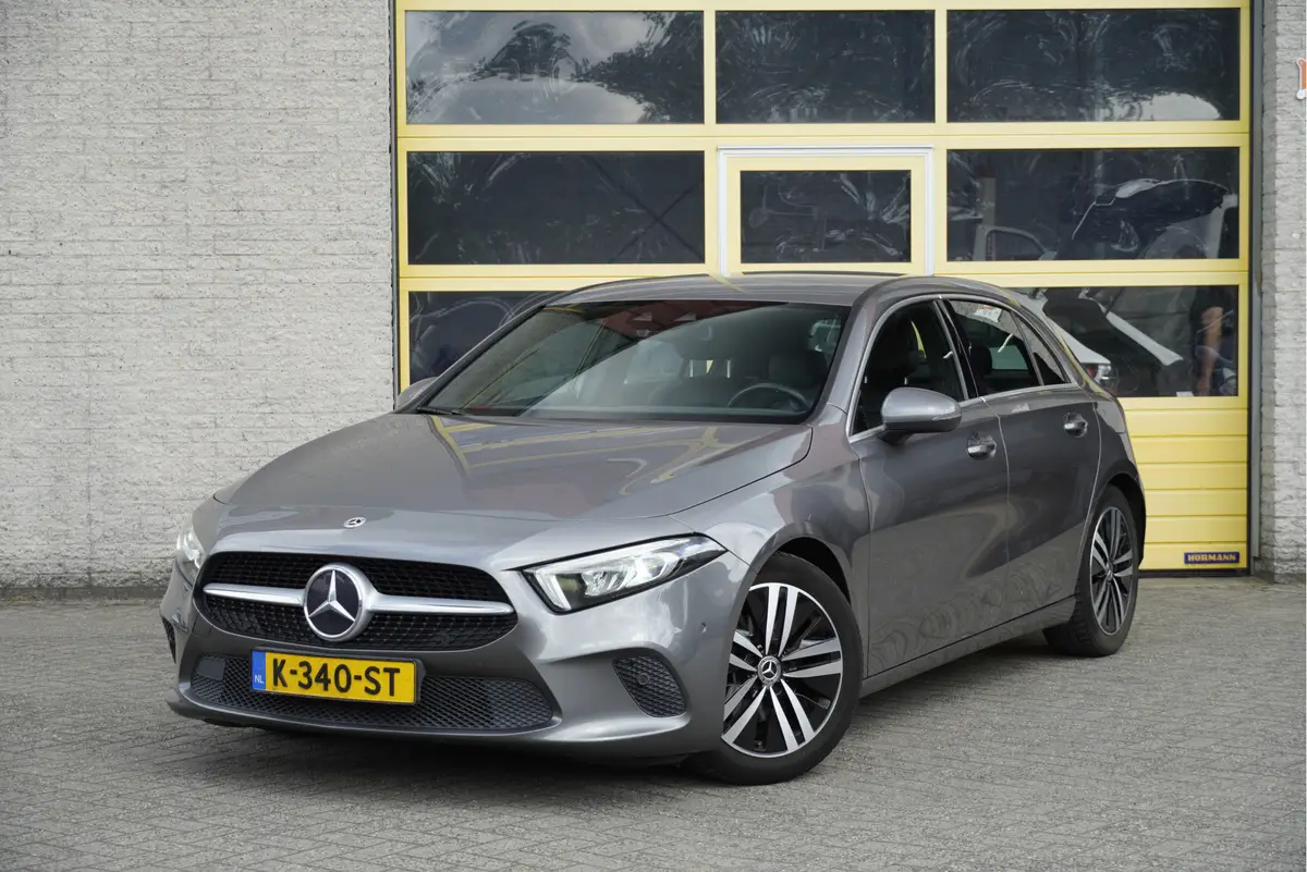 Mercedes-Benz A-Klasse 160 5drs Luxury Business Solution BJ2021 Lmv 17" | Led V+A | Pdc | Achteruitrijcamera | Navi | Virtual cockpit | Dashboard verlichting | Climate control | Cruise control | Lederen Sportstoelen | Verwarmde voorstoelen | Zwarte hemel | Getint glas: foto 1