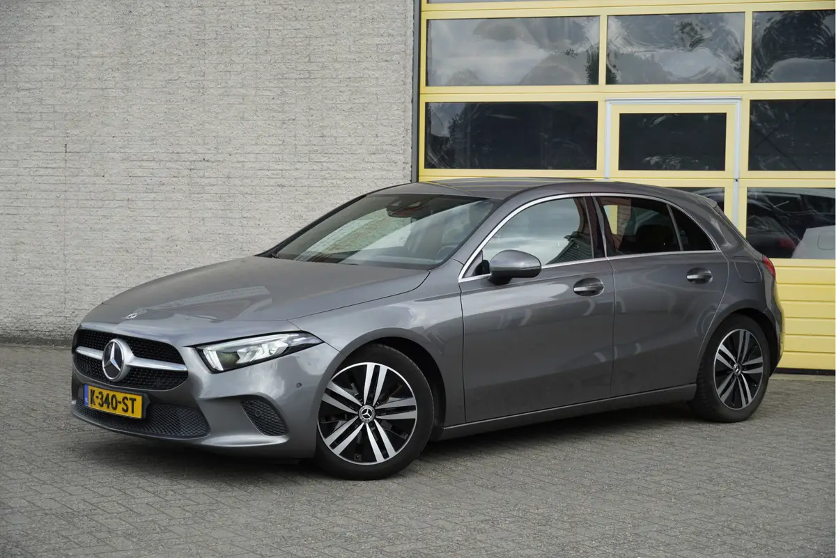 Mercedes-Benz A-Klasse 160 5drs Luxury Business Solution BJ2021 Lmv 17" | Led V+A | Pdc | Achteruitrijcamera | Navi | Virtual cockpit | Dashboard verlichting | Climate control | Cruise control | Lederen Sportstoelen | Verwarmde voorstoelen | Zwarte hemel | Getint glas: foto 2