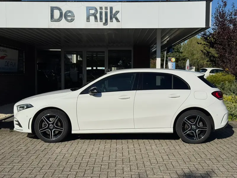 Mercedes-Benz A-Klasse 250 e AMG Line | Carplay/Android, Stoelverw., Sfeerverl., Camera, Cruise, Climate. Night Pakket | Dealeroh. 2022 leasen bij DreamLease: foto 2