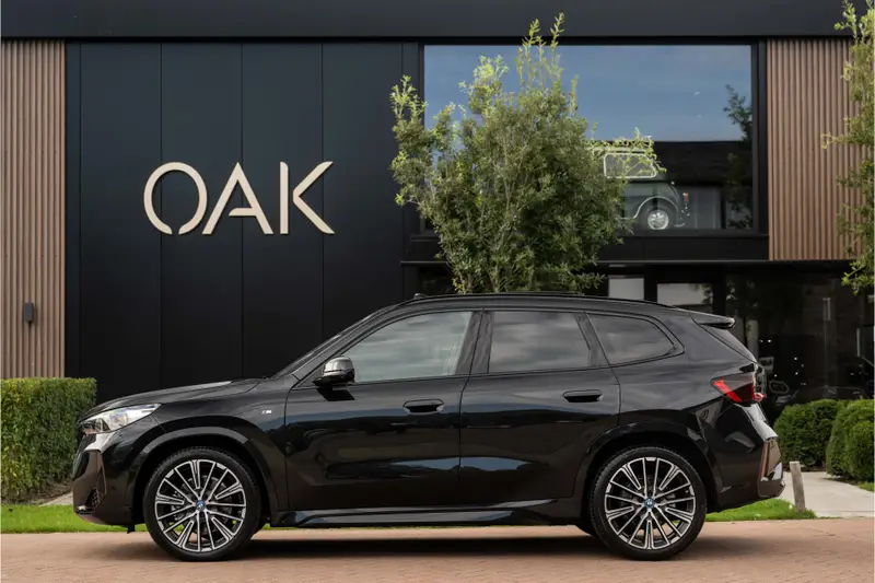 BMW iX1 xDrive30 | M-Sport | Live Cockpit | Panorama | Alcantara/Leder | Memory | Head-Up | ACC | H&K | 20"LM | Saphire Zwart 2023 leasen bij DreamLease: foto 1