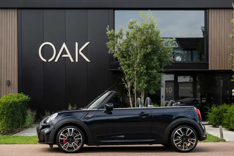 MINI Cooper Cabrio 2.0 John Works F1 Aut. | Navi | Schaalstoelen | H&K | Head-Up | Camera | 18"LM | Enigmatic Black 2023 leasen bij DreamLease: foto 1