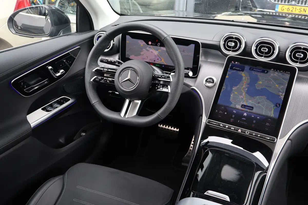 Mercedes-Benz GLC 300 E 4MATIC GLC 300e 4MATIC AMG line l Airmatic l Gestuurde Achteras l Panoramadak l MBUX l Memory l Distronic (via Me) l Wegklapbare trekhaak l Head Up l Smartphone integratie l Winterpakket l: foto 2