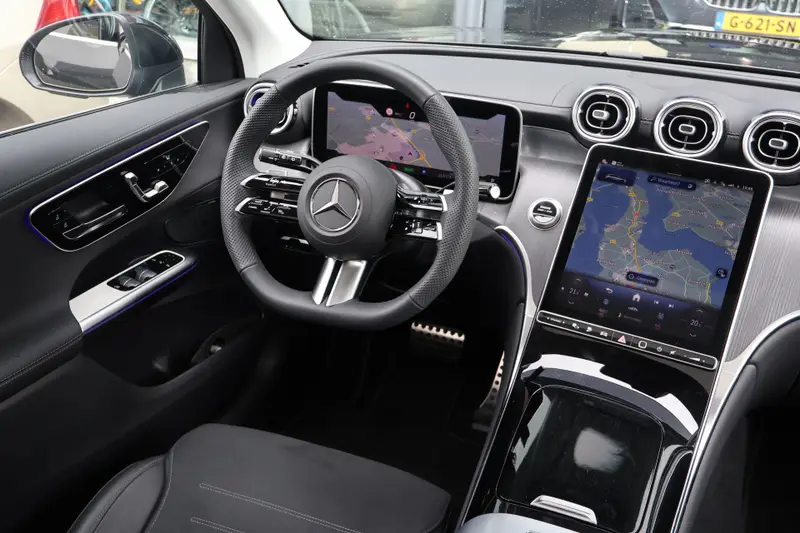Mercedes-Benz GLC 300 E 4MATIC GLC 300e 4MATIC AMG line l Airmatic l Gestuurde Achteras l Panoramadak l MBUX l Memory l Distronic (via Me) l Wegklapbare trekhaak l Head Up l Smartphone integratie l Winterpakket l 2025 leasen bij DreamLease: foto 2