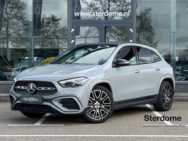 Mercedes-Benz GLA 200 Business Solution AMG l Panoramadak l MBUX l MULTIBEAM LED l Keyless Go l Camera l Wegklapbare trekhaak l Night pakket l Spiegel pakket l Elektrisch bedienbare achterklep l Smartphone integratie pakket l Stoelverwarming l 2025 leasen bij DreamLease: foto 1
