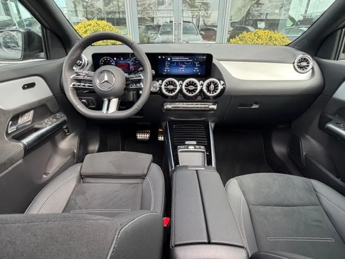 Mercedes-Benz GLA 200 Business Solution AMG l Panoramadak l MBUX l MULTIBEAM LED l Keyless Go l Camera l Wegklapbare trekhaak l Night pakket l Spiegel pakket l Elektrisch bedienbare achterklep l Smartphone integratie pakket l Stoelverwarming l: foto 2