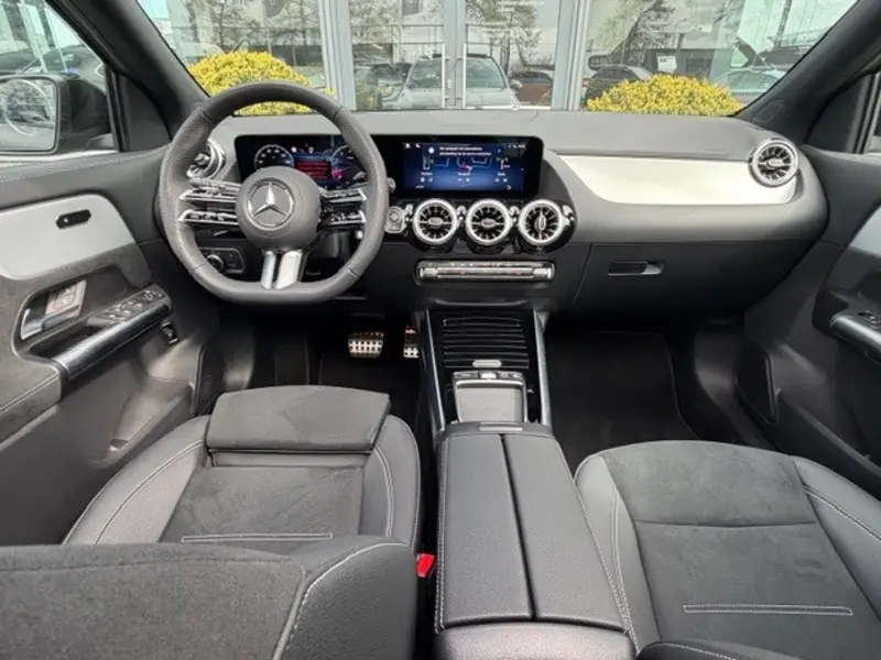 Mercedes-Benz GLA 200 Business Solution AMG l Panoramadak l MBUX l MULTIBEAM LED l Keyless Go l Camera l Wegklapbare trekhaak l Night pakket l Spiegel pakket l Elektrisch bedienbare achterklep l Smartphone integratie pakket l Stoelverwarming l 2025 leasen bij DreamLease: foto 2