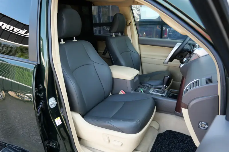 Toyota Land Cruiser 3.0 D-4D-F Executive Window Van 2014 leasen bij DreamLease: foto 2