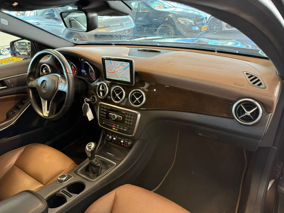 Mercedes-Benz GLA 200 Edition 1 AMG | Cruise control | Climate control | Lederen bekleding | Achteruitrijcamera | Navigatie | Bluetooth | Parkeersensoren | Elek. inklapbare spiegels: foto 2