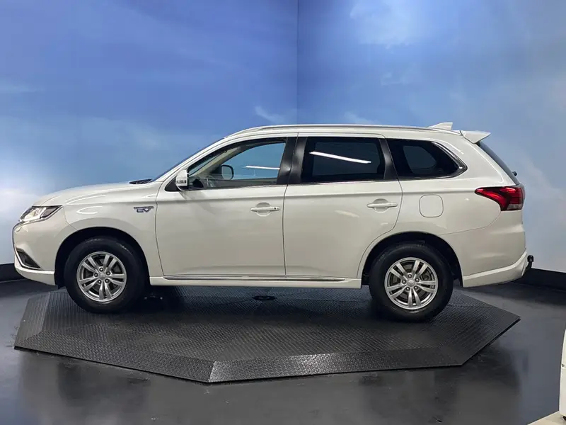 Mitsubishi Outlander 2.4 PHEV Pure Clima | Cruise | Camera | Trekhaak | Stoelverwarming 2021 leasen bij DreamLease: foto 2