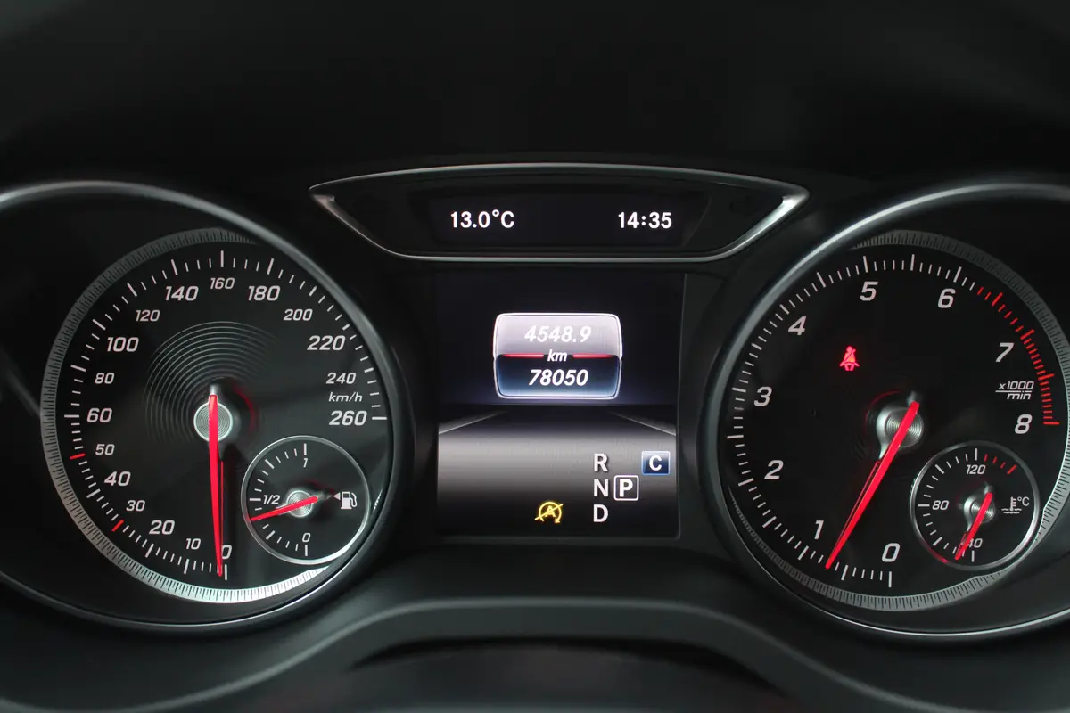 Mercedes-Benz GLA 180 Premium: foto 34