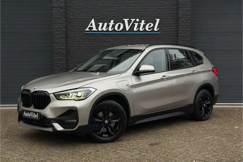 BMW X1 xDrive25e | Leder | Camera | Head-Up | Stoelverwarming | LED 2022 leasen bij DreamLease: foto 1