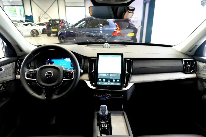 Volvo XC90 2.0 T8 AWD 335kW/456pk Aut8 Recharge Ultra Dark 7P BOWERS&WILKINS + LUCHTVERING + MASSAGE + EL.TREKHAAK + ADAPT.CRUISE + PANORAMADAK + HEAD-UP + STOELVERWARMIN V&A + STUURVERWARMING + LEDEREN DASHBOARD + 360 CAMERA + STOELVENTILATIE + 21" LM-VELGEN!! 2025 leasen bij DreamLease: foto 2