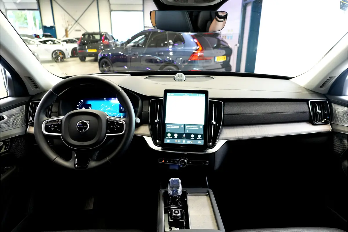 Volvo XC90 2.0 T8 AWD 335kW/456pk Aut8 Recharge Ultra Dark 7P BOWERS&WILKINS + LUCHTVERING + MASSAGE + EL.TREKHAAK + ADAPT.CRUISE + PANORAMADAK + HEAD-UP + STOELVERWARMIN V&A + STUURVERWARMING + LEDEREN DASHBOARD + 360 CAMERA + STOELVENTILATIE + 21" LM-VELGEN!!: foto 2