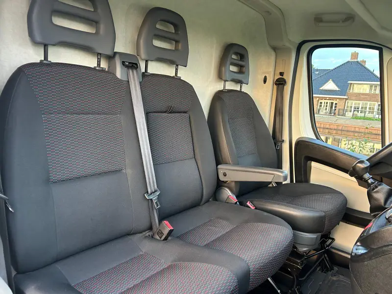 Peugeot Boxer 330 2.0 BlueHDI L2H2 Premium | 3 Zitplaatsen | Bluetooth | Airco | Cruise 2018 leasen bij DreamLease: foto 2
