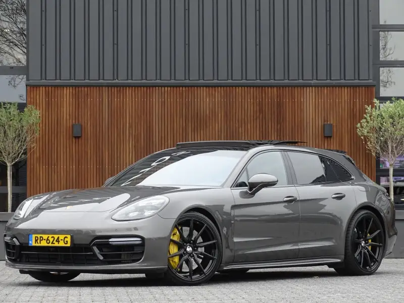 Porsche Panamera Sport Turismo 4.0 Turbo S E-Hybrid 680PK / Ceramic / Sports Chrono / Sport Design 2018 leasen bij DreamLease: foto 1