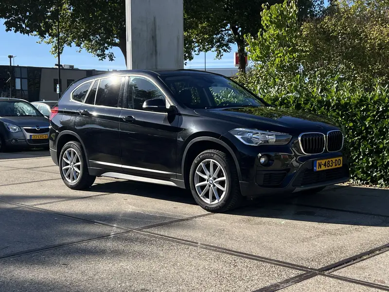 BMW X1 sDrive20i High Executive 2018 leasen bij DreamLease: foto 1