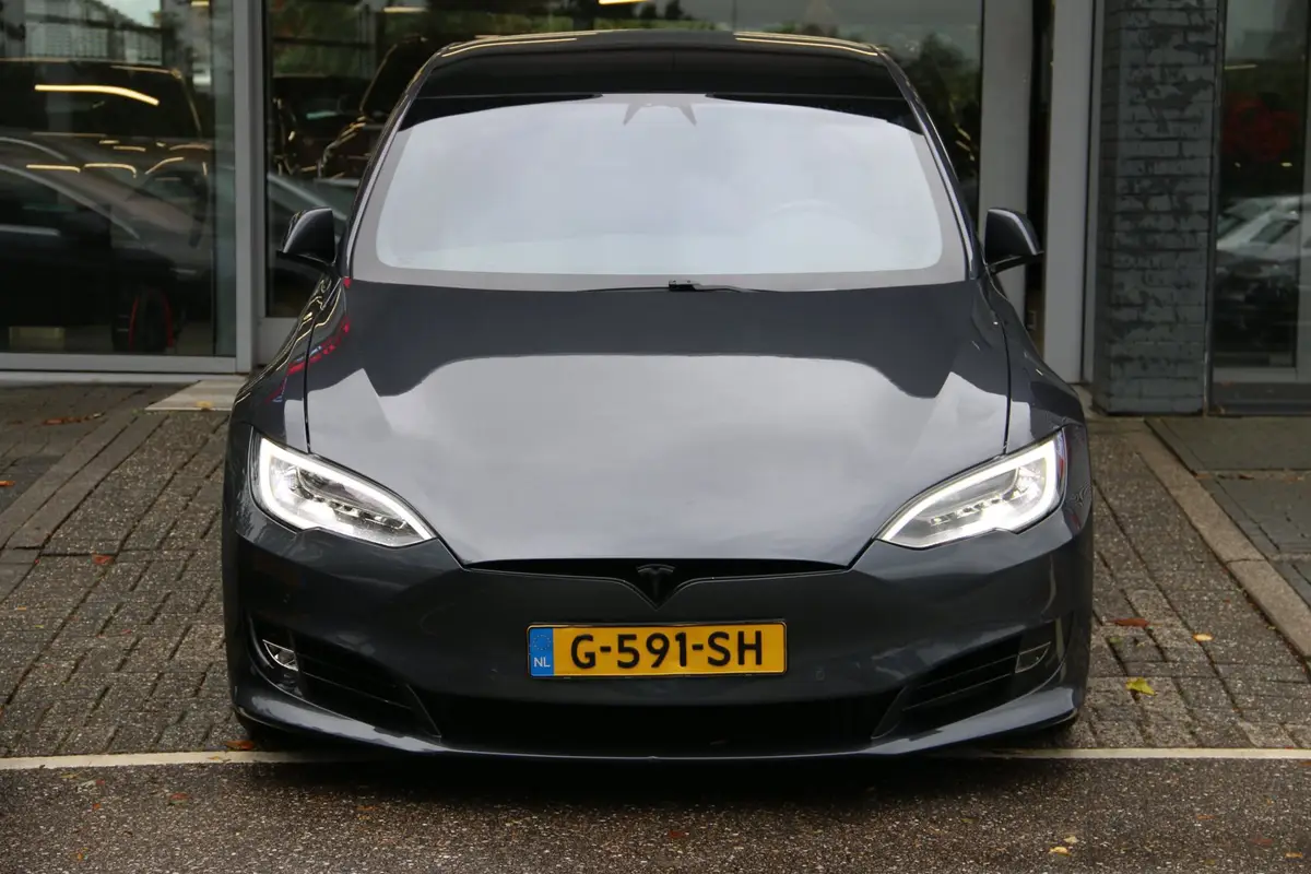 Tesla Model S Standard Range: foto 2