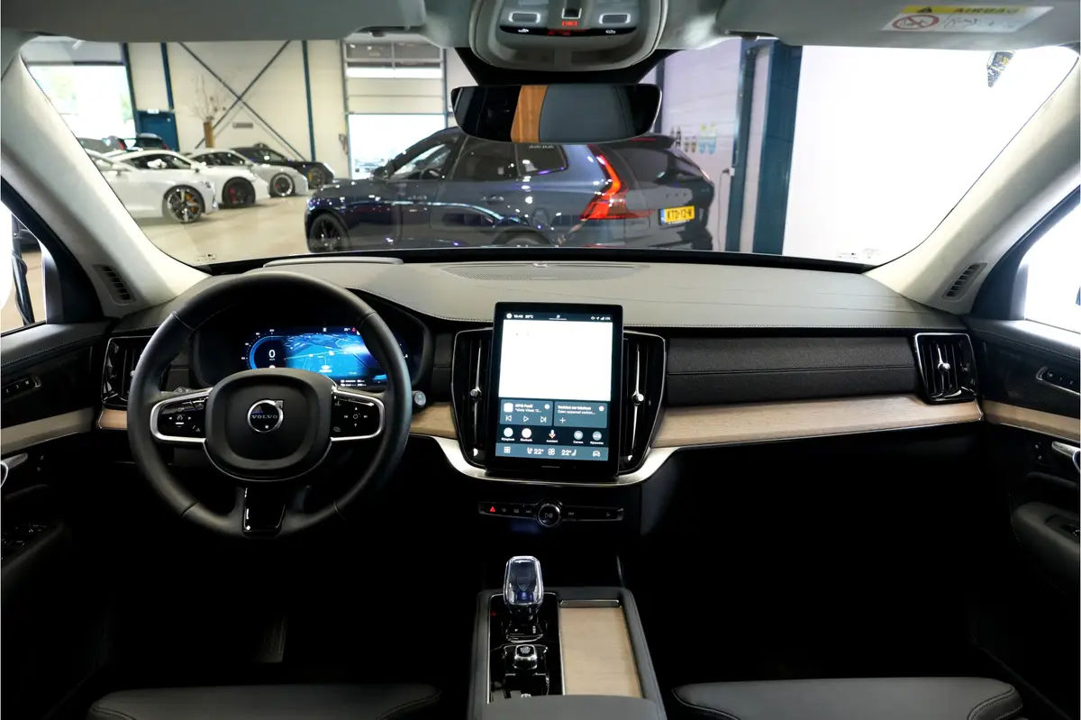 Volvo XC90 2.0 T8 AWD 335kW/456pk Aut8 Recharge Ultra Dark 7P ADAPT.CRUISE + HARMAN/KARDON + PANORAMADAK + HEAD-UP + STOEL-&STUURVERWARMING + PILOT ASSIST + LEDEREN DASHBOARD + 360 CAMERA + BLIS + LANE ASSIST + PD-GLASS + ACHTERBANKVERWARMING + 21" LM-VELGEN!: foto 2