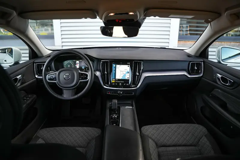 Volvo V60 Cross Country 2.0 B5 AWD Pro 2021 leasen bij DreamLease: foto 2