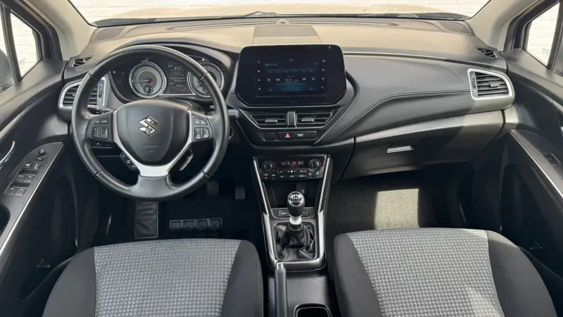 Suzuki S-Cross 1.4 Boosterjet Comfort Smart Hybrid Trekhaak Afn. Camara Clima Carplay PDC voor en achter 2023 leasen bij DreamLease: foto 2