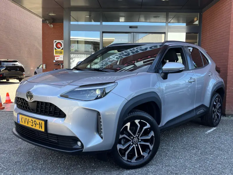 Toyota Yaris Cross 1.5 Hybrid 115 First Edition // ADAPT. CRUISE // KEYLESS // APPLE-ANDROID AUTO // CAMERA+SENSOREN // STOEL + STUUR VERWARMING // 2025 leasen bij DreamLease: foto 2
