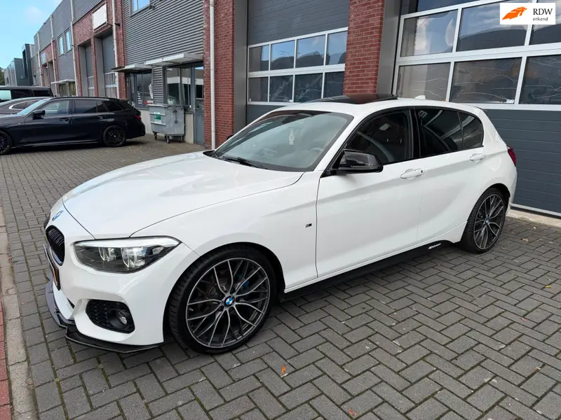 BMW 1 Serie 120i 184PK AUT M-Sport Led Dak Leder Carplay DAB+ PDC 2018 leasen bij DreamLease: foto 1