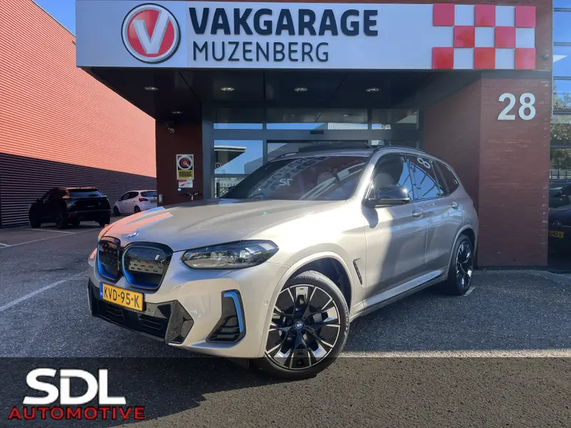 BMW iX3 High Executive 80 kWh M Sport Shadow Line 80 kWh // HUD-DISPLAY // SCHUIF-KANTELDAK // LEDER+ELEK. STOELEN // HARMAN&KARDON AUDIO // ELEK. KLEP// ADAPT. CRUISE // KEYLESS // 360 CAMERA 2022 leasen bij DreamLease: foto 1
