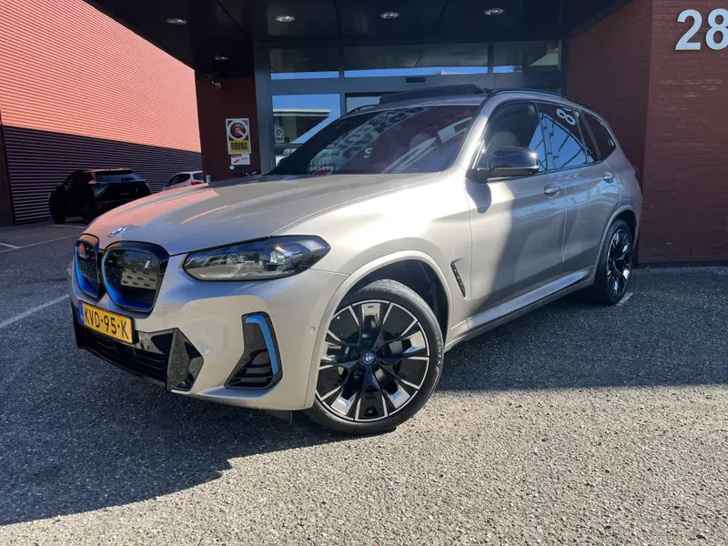 BMW iX3 High Executive 80 kWh M Sport Shadow Line 80 kWh // HUD-DISPLAY // SCHUIF-KANTELDAK // LEDER+ELEK. STOELEN // HARMAN&KARDON AUDIO // ELEK. KLEP// ADAPT. CRUISE // KEYLESS // 360 CAMERA 2022 leasen bij DreamLease: foto 2