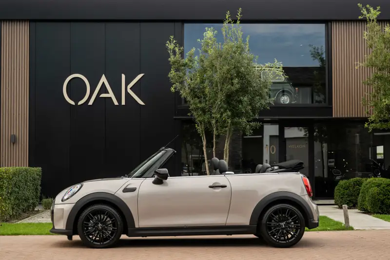 MINI Cooper Cabrio 1.5 Classic Aut. | Navigatie | Leder | PDC | Black Pack | 16"LM | Rooftop Grey 2022 leasen bij DreamLease: foto 1