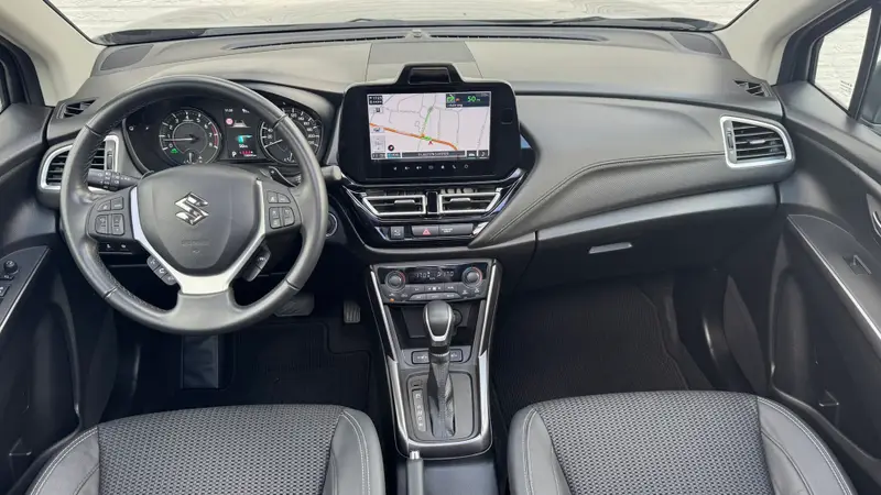Suzuki S-Cross 1.5 Hybrid Style Automaat Pano Camera Carplay Adaptive Cruise Navi Stoelverw 2025 leasen bij DreamLease: foto 2