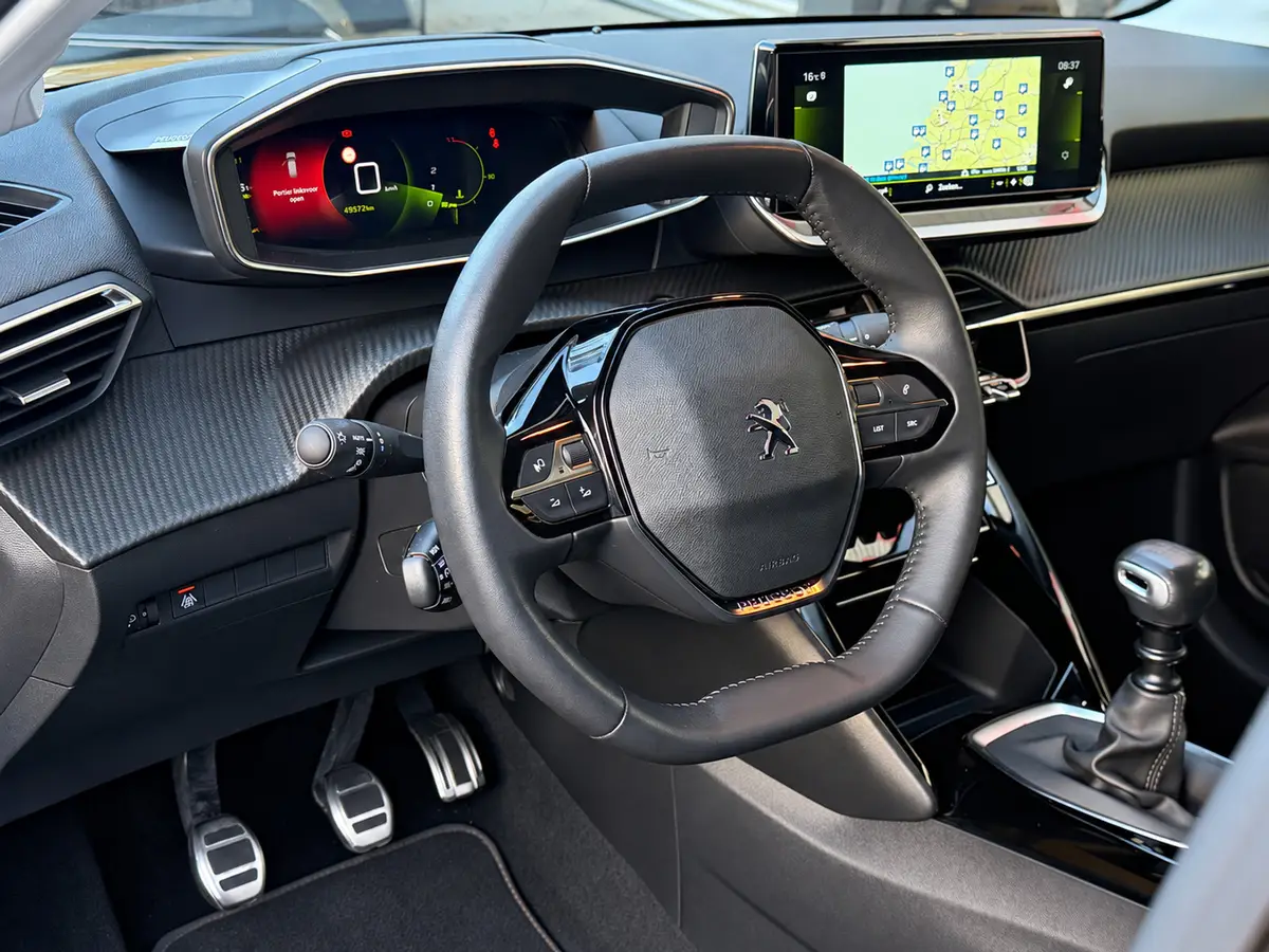 Peugeot 208 1.2 PureTech Road Trip uitv. - Navigatie / Apple Carplay I Airco I LED I DPC I Sport pakket I Dealer onderhouden: foto 2