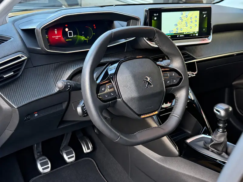 Peugeot 208 1.2 PureTech Road Trip uitv. - Navigatie / Apple Carplay I Airco I LED I DPC I Sport pakket I Dealer onderhouden 2022 leasen bij DreamLease: foto 2
