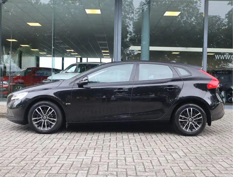 Volvo V40 2.0 D2 Nordic+ 2017 leasen bij DreamLease: foto 2