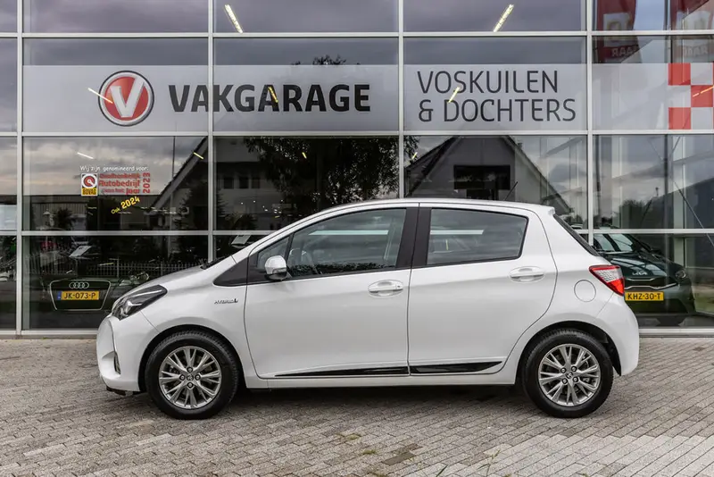 Toyota Yaris 1.5 Hybrid Dynamic White 2019 leasen bij DreamLease: foto 2