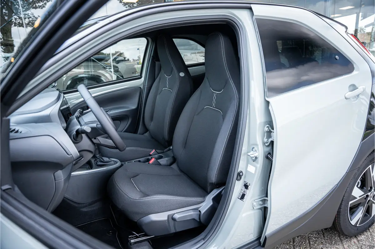 Toyota Aygo X Hybrid 115 pulse Automaat ** Stoelverwarming ** Camera ** Carplay **: foto 2