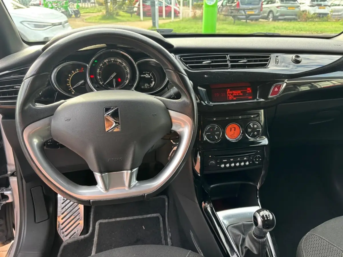 Citroën DS3 Cabrio 1.2 VTi So Chic airco cruise control 131dkm: foto 2