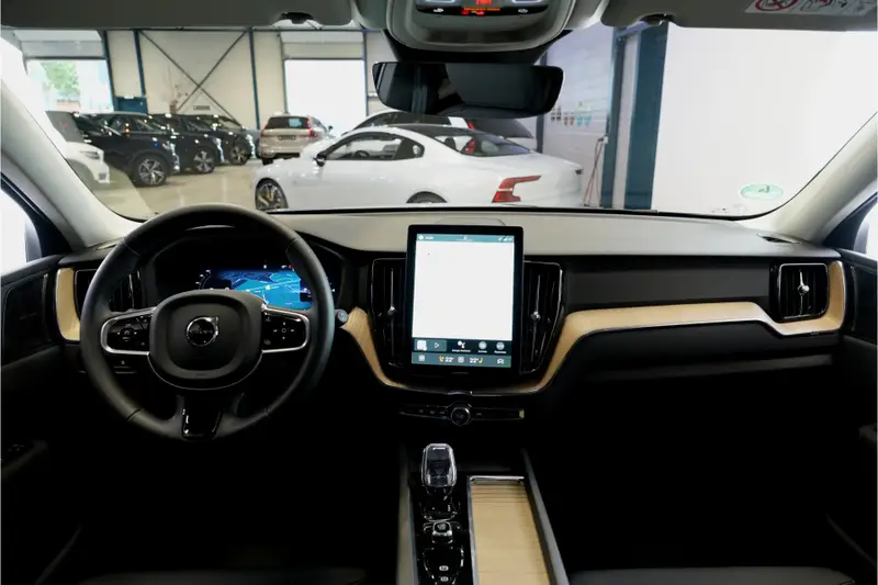 Volvo XC60 2.0 T8 AWD 335kw/456pk Aut8 Plug-in hybrid Plus Dark LUCHTVERING + PANORAMADAK + 360 CAMERA + MATRIX LED + HARMAN/KARDON + ADAPT.CRUISE + BLIS + HEAD-UP DISPLAY + LANE ASSIST + STOELVERWARMING V&A + PARKSENSOREN + 21” LM-VELGEN!! 2025 leasen bij DreamLease: foto 2