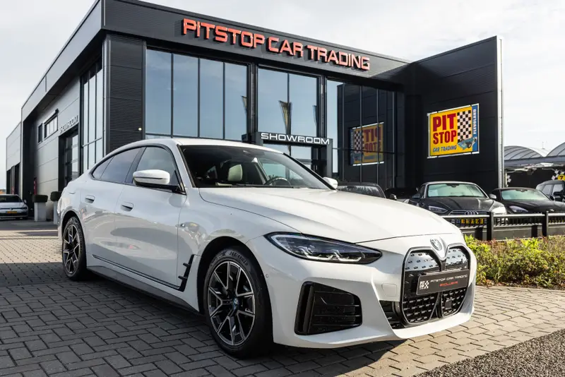 BMW i4 EDrive40 84 kWh, M-Sport, Adaptive Cruise, BTW, Dealer onderhouden! 2022 leasen bij DreamLease: foto 1