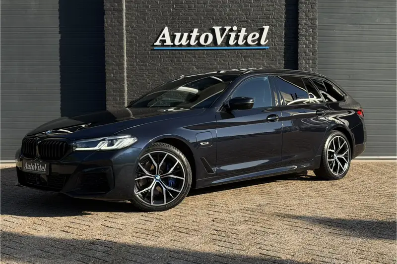 BMW 5 Serie Touring 530e xDrive M-Sport | Panodak | Trekhaak | Comfort Leder | Comfort Access | Memory 2022 leasen bij DreamLease: foto 1