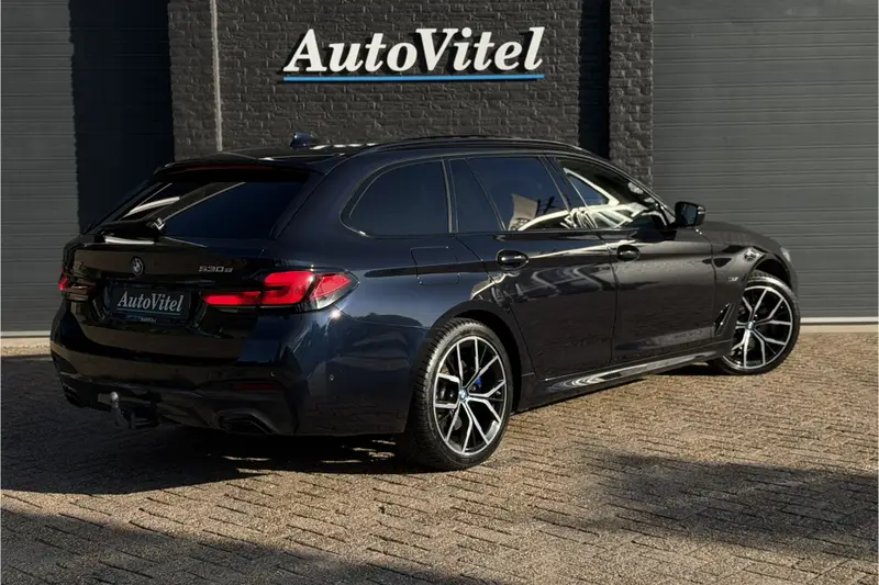 BMW 5 Serie Touring 530e xDrive M-Sport | Panodak | Trekhaak | Comfort Leder | Comfort Access | Memory 2022 leasen bij DreamLease: foto 2