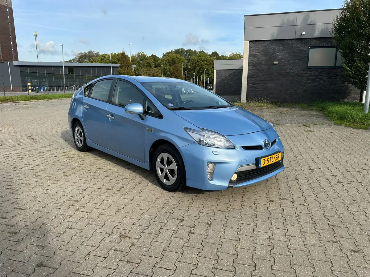 Toyota Prius 1.8 Plug-in Dynamic Business: foto 1